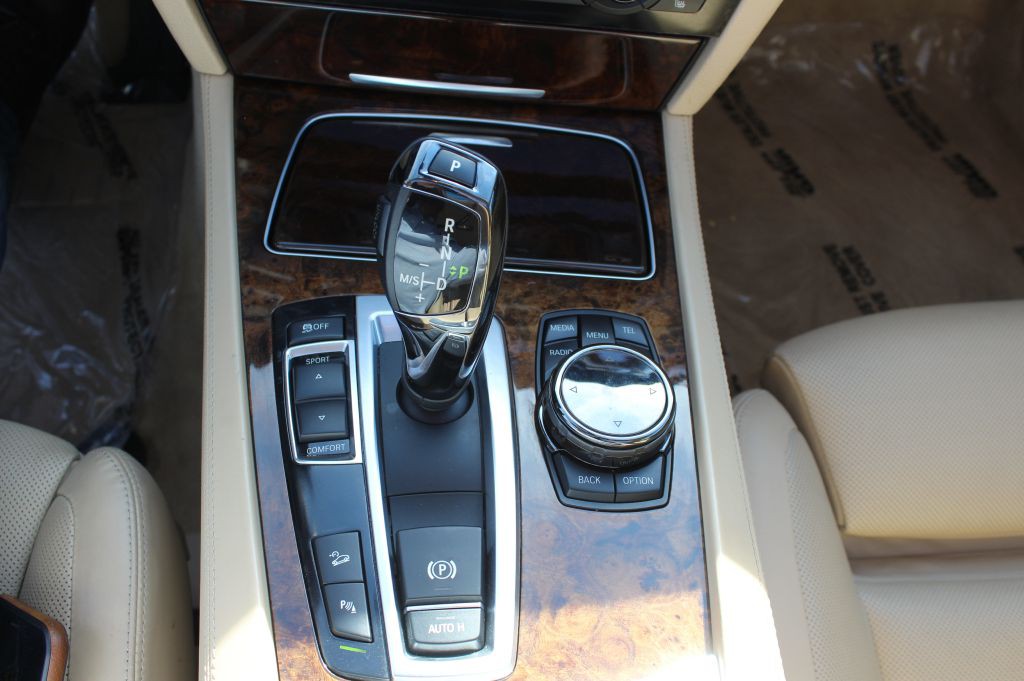 2014 BMW 7 Series Image 23