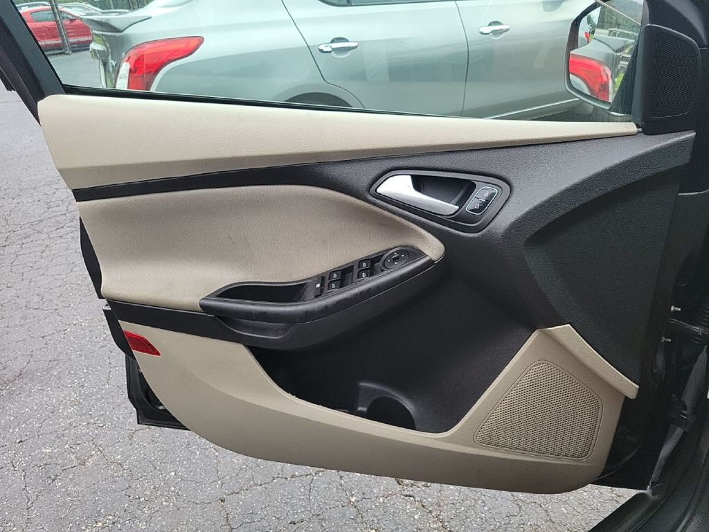 2017 Ford Focus Image 12