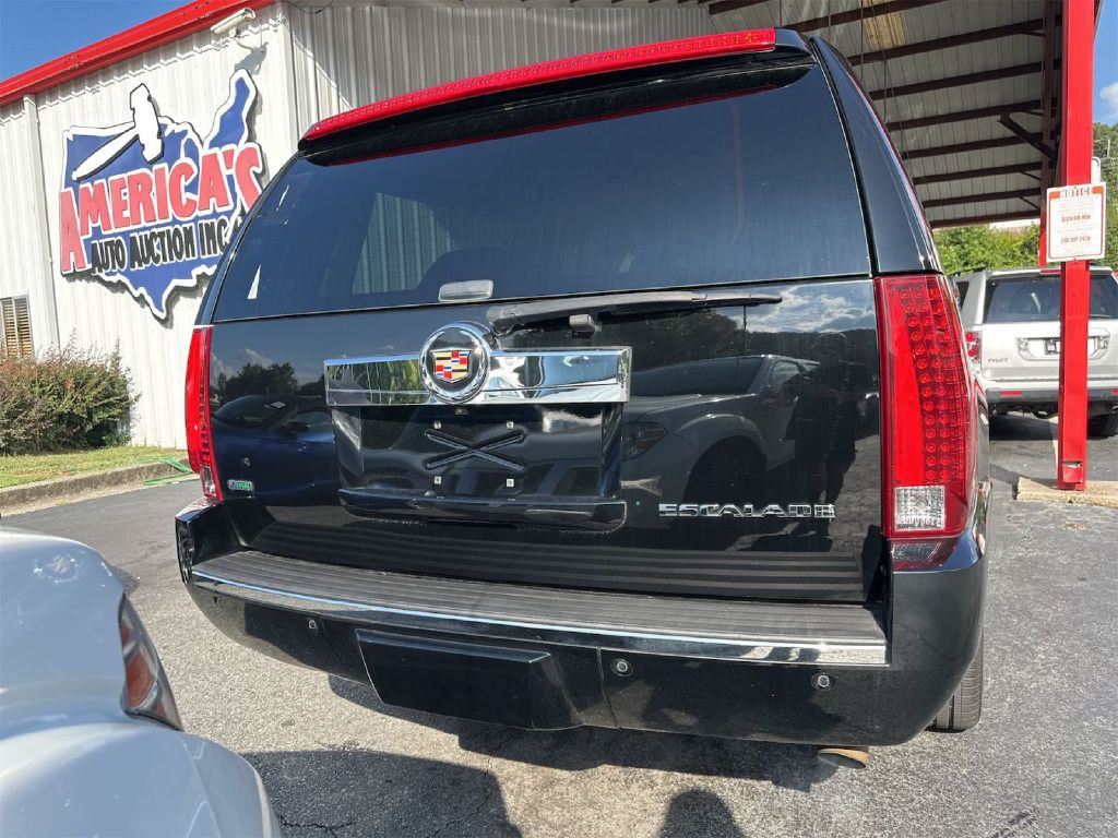 2011 Cadillac Escalade Image 4