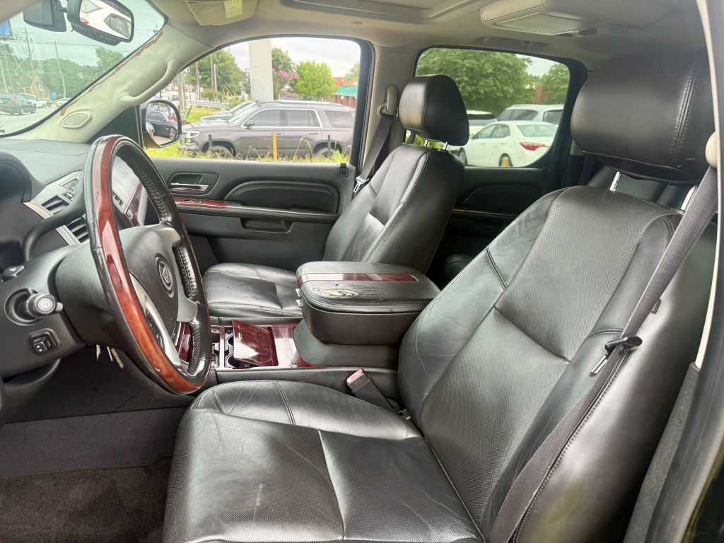 2011 Cadillac Escalade Image 25