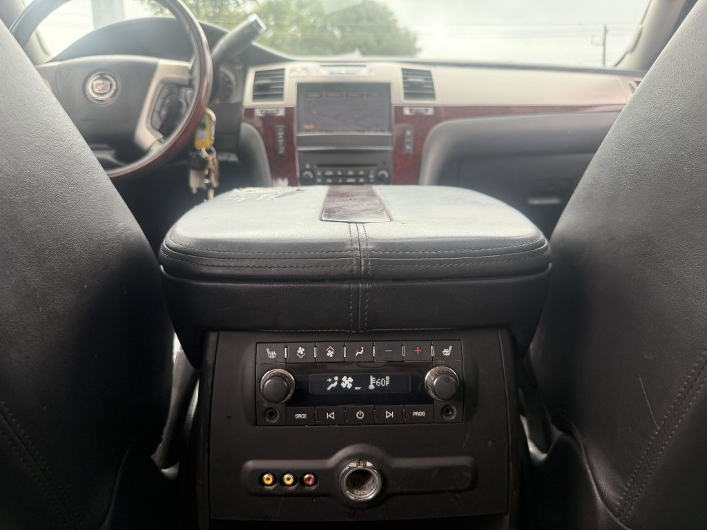 2011 Cadillac Escalade Image 31