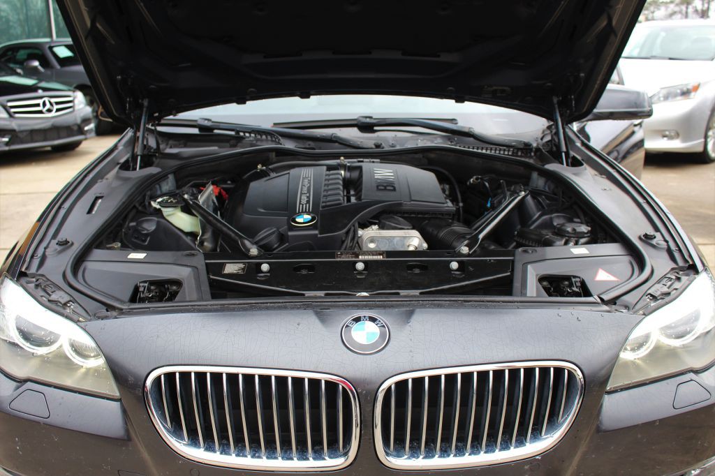 2012 BMW 5 Series Image 9