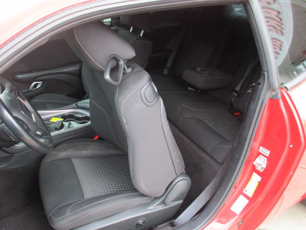 2016 Dodge Challenger Image 19