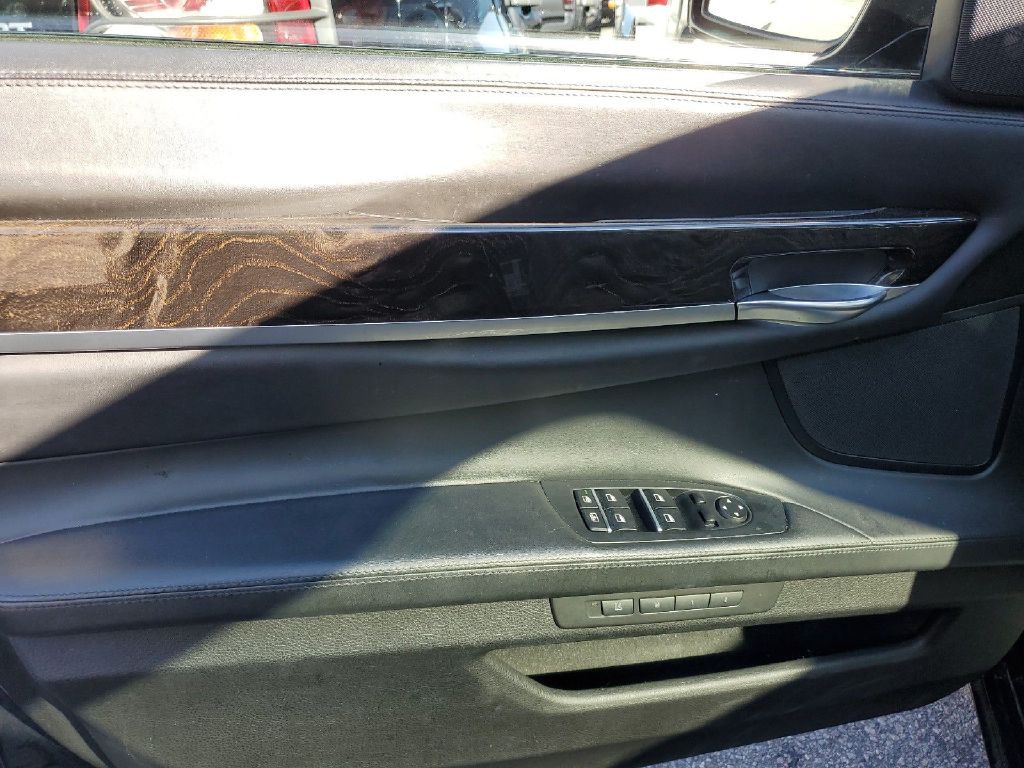 2013 BMW 7 Series Image 10