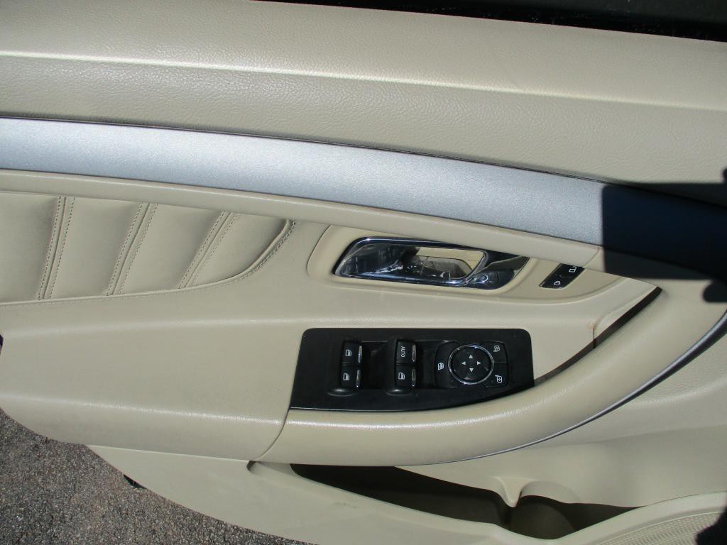 2014 Ford Taurus Image 12
