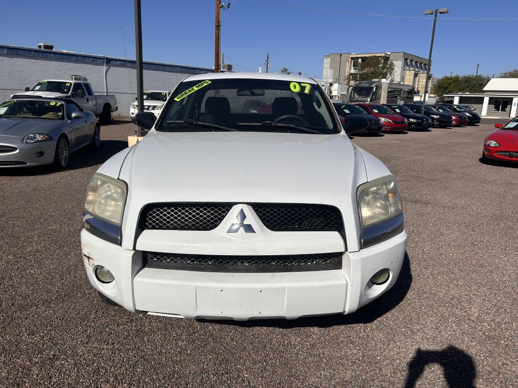 2007 Mitsubishi Raider Image 2