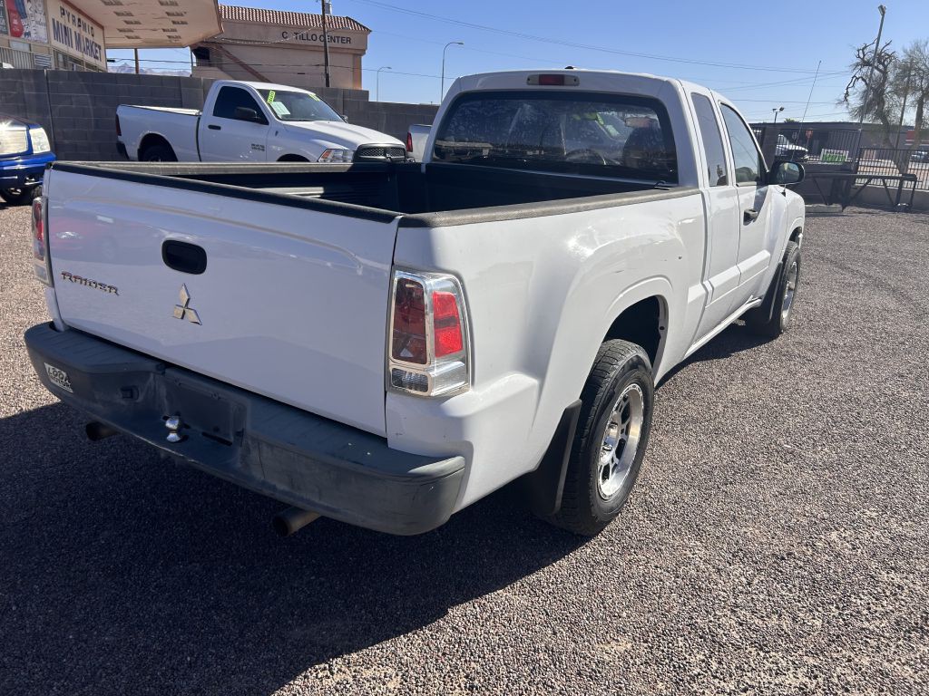 2007 Mitsubishi Raider Image 3