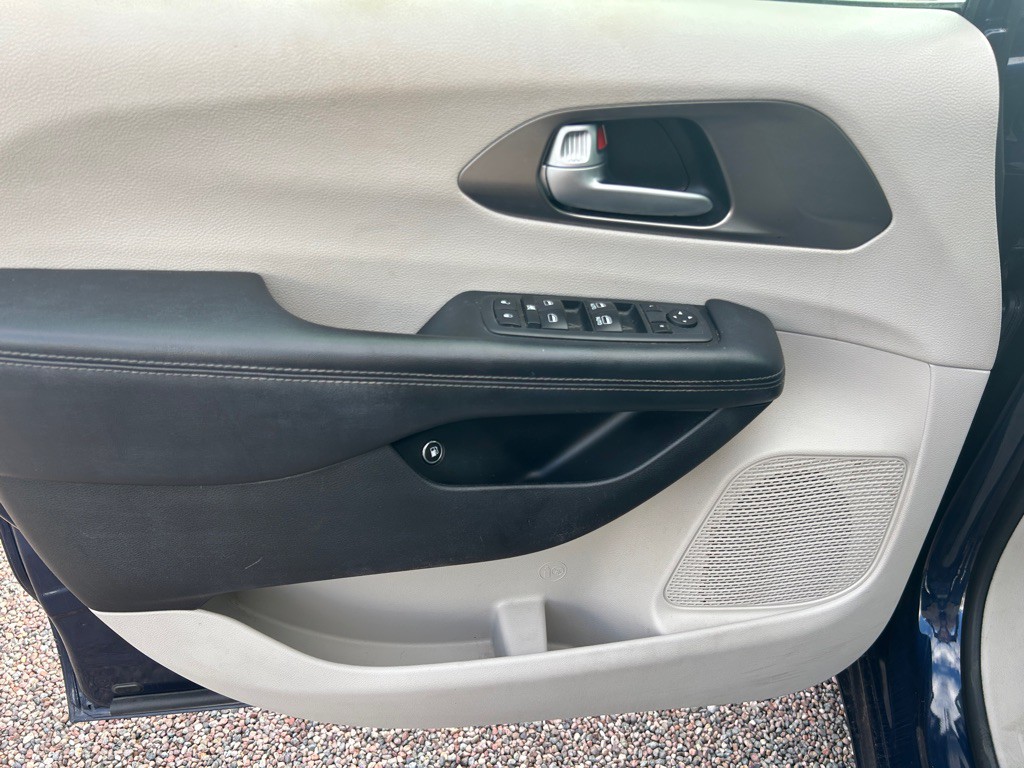 2017 Chrysler Pacifica Image 15