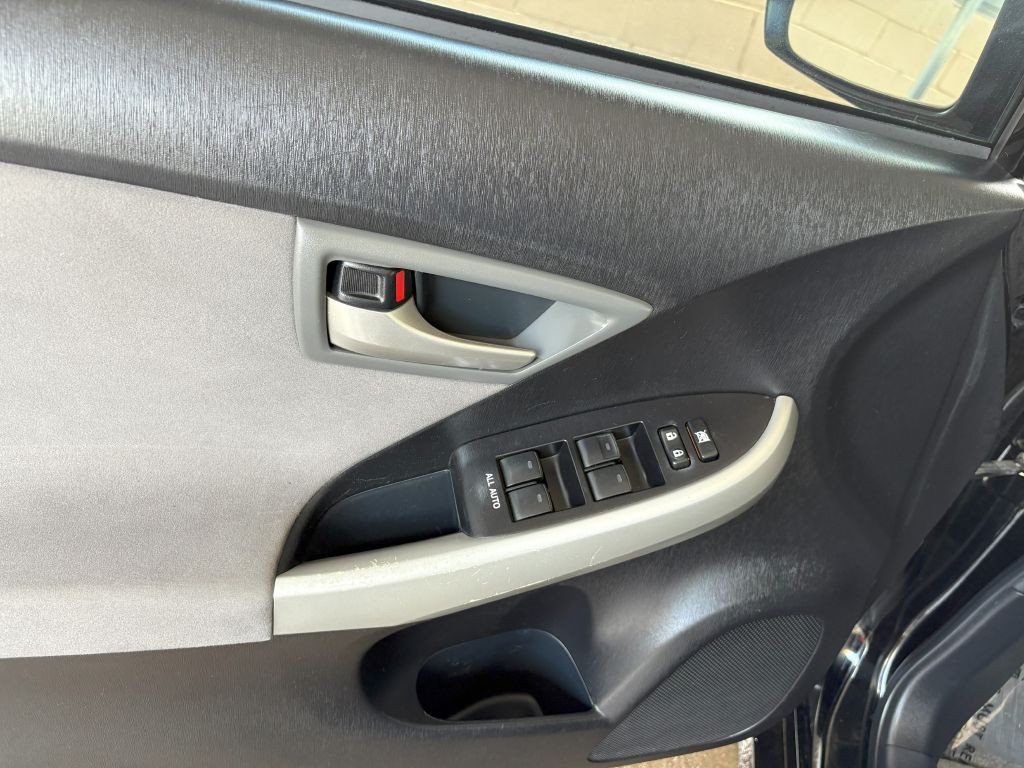 2013 Toyota Prius Image 12