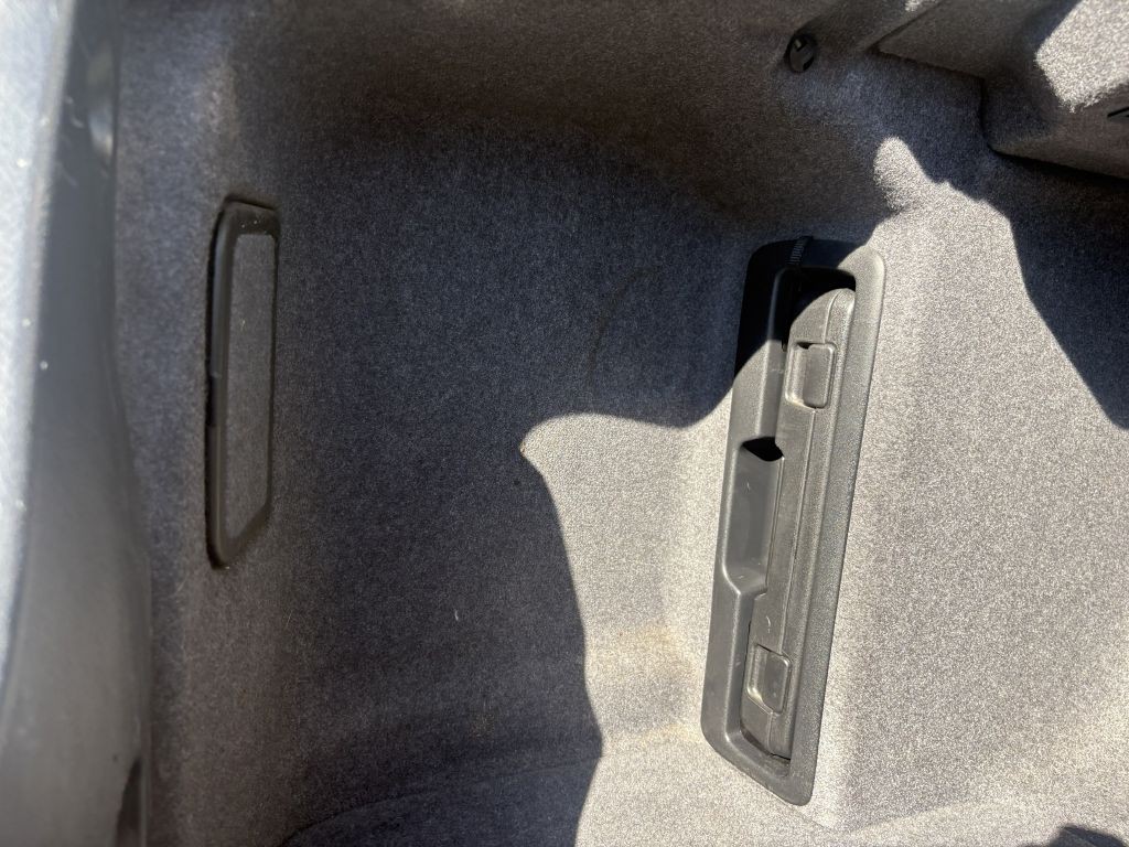 2003 Lexus LS 430 Image 32