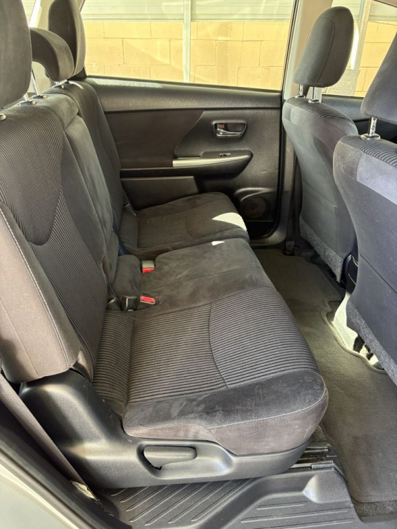 2015 Toyota Prius Image 12
