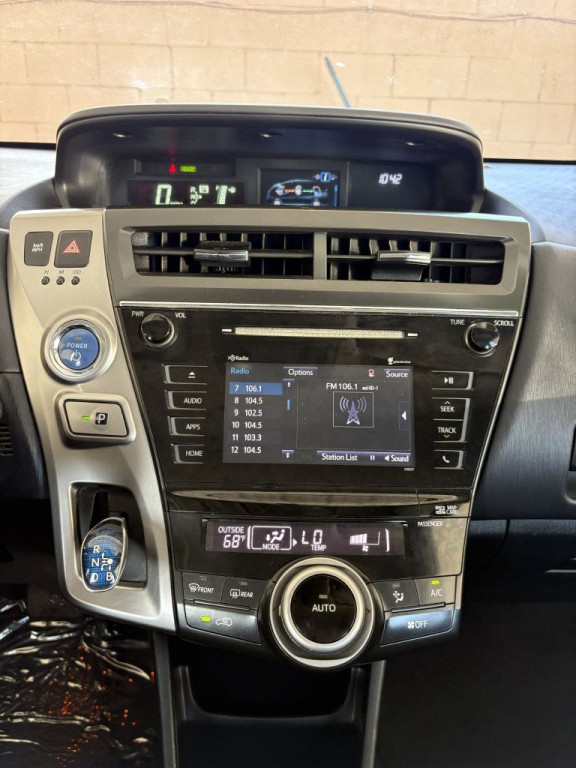 2015 Toyota Prius Image 20