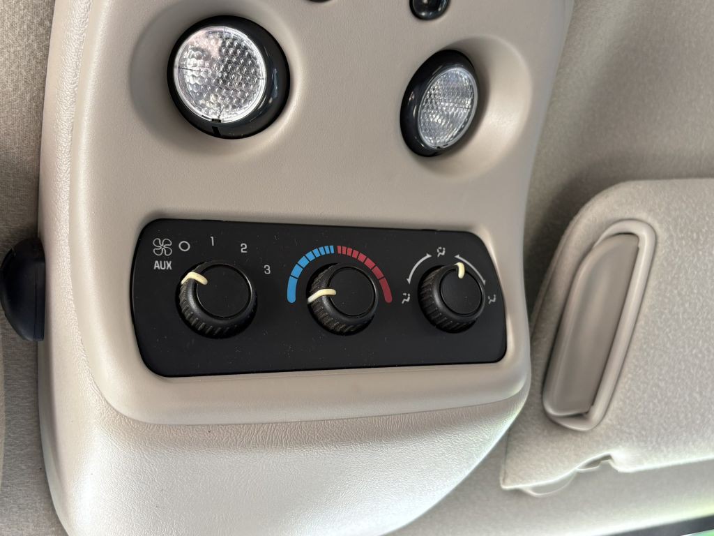 2005 GMC Yukon Image 16