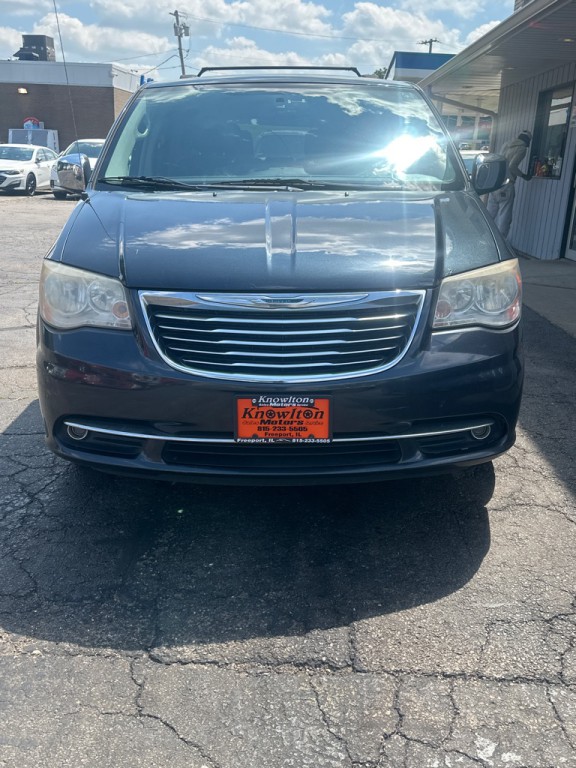 2014 Chrysler Town & Country Image 2
