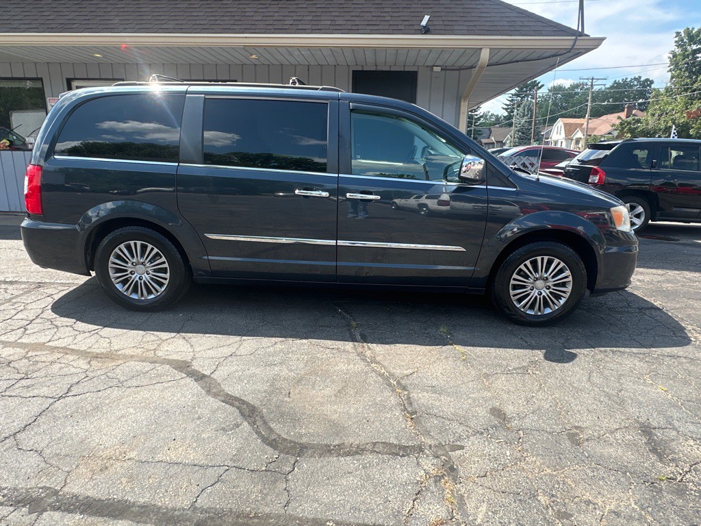 2014 Chrysler Town & Country Image 3