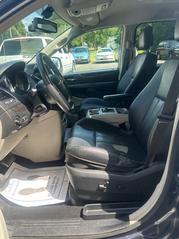 2014 Chrysler Town & Country Image 5