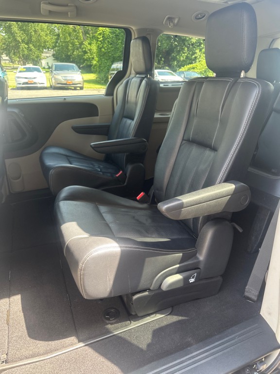2014 Chrysler Town & Country Image 6