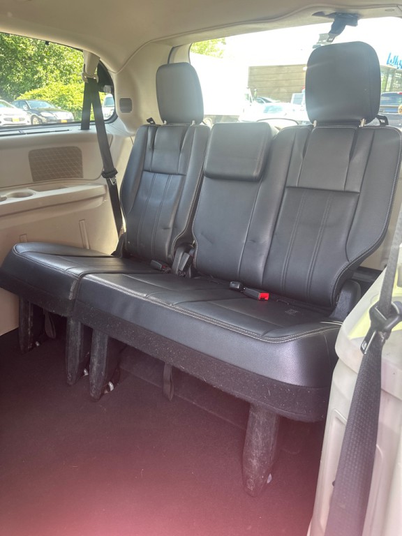 2014 Chrysler Town & Country Image 7