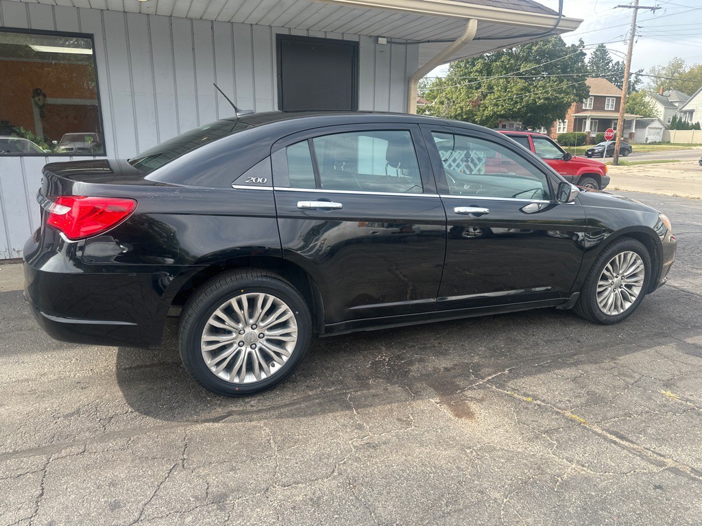 2012 Chrysler 200 Image 3
