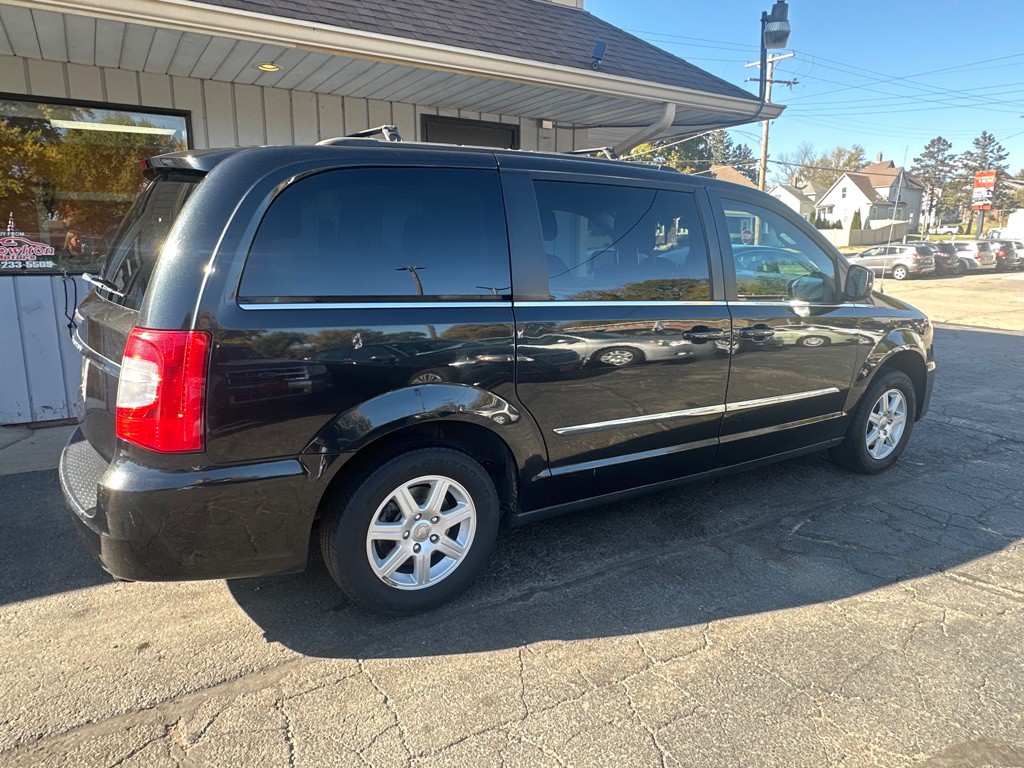 2012 Chrysler Town & Country Image 3