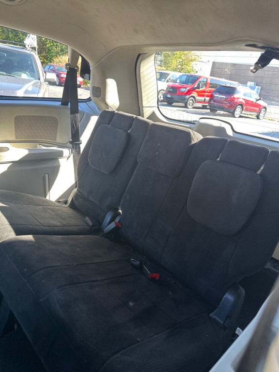 2012 Chrysler Town & Country Image 6