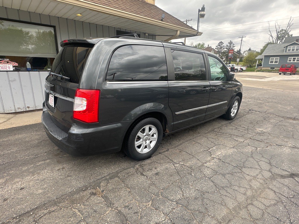 2011 Chrysler Town & Country Image 3