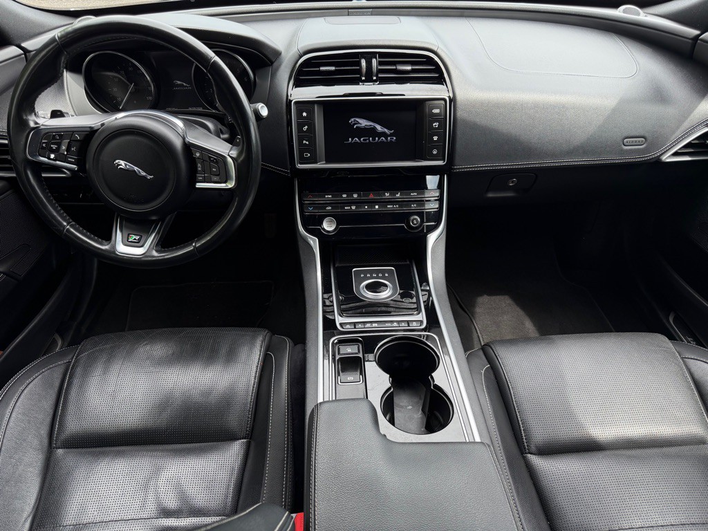 2017 Jaguar XE Image 2