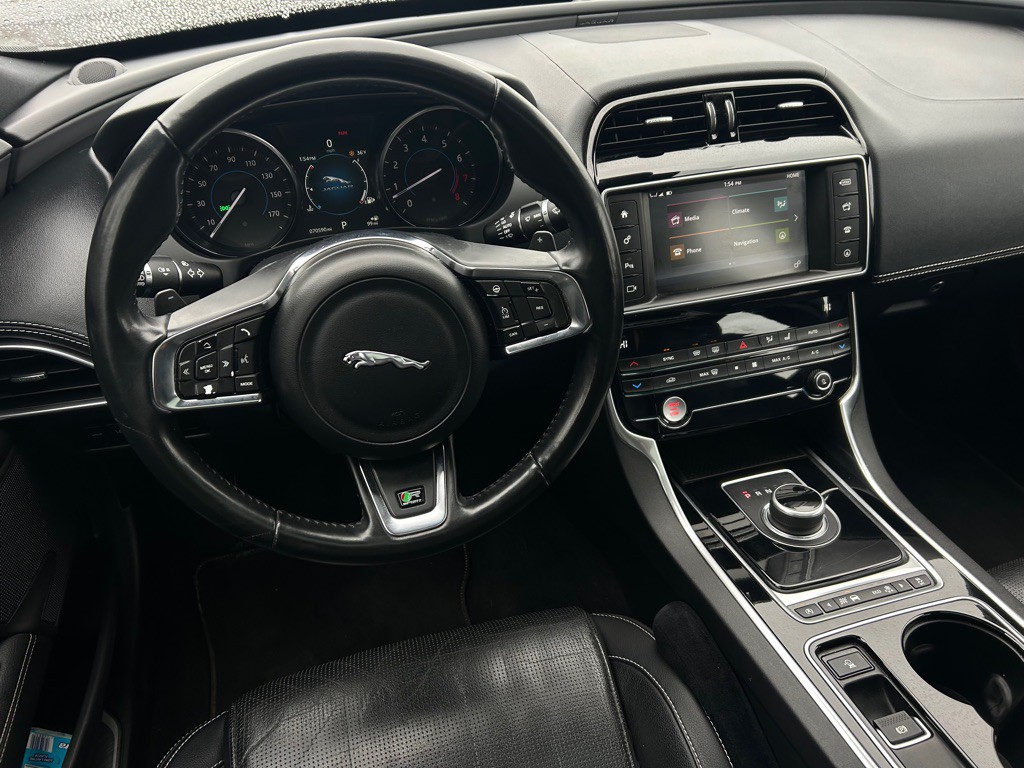2017 Jaguar XE Image 3