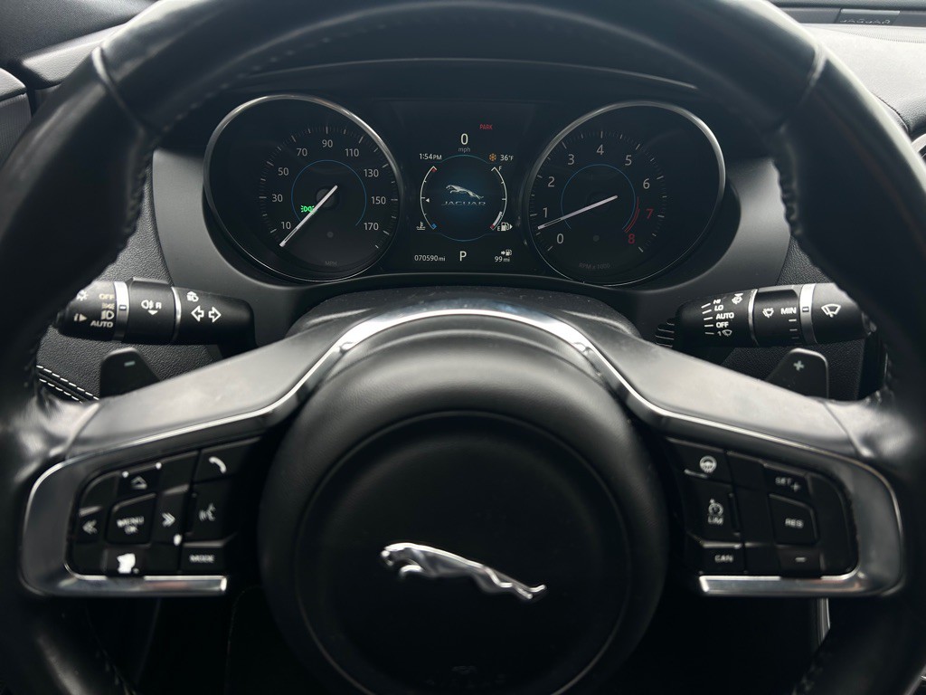 2017 Jaguar XE Image 4
