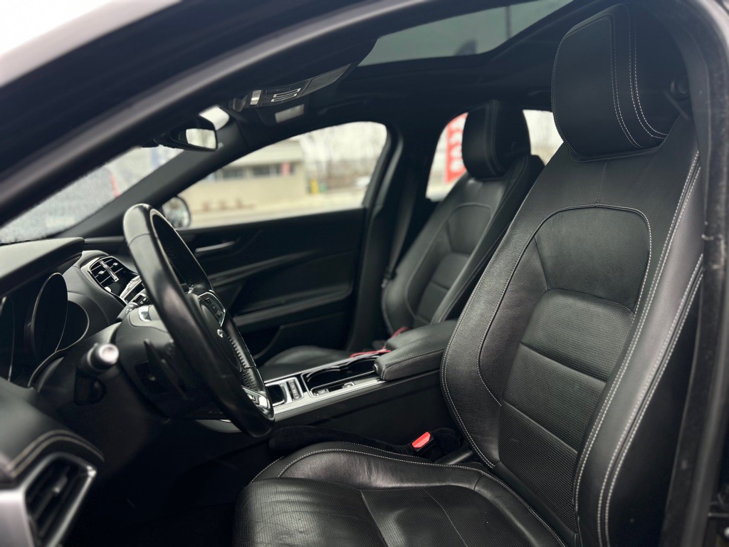 2017 Jaguar XE Image 6