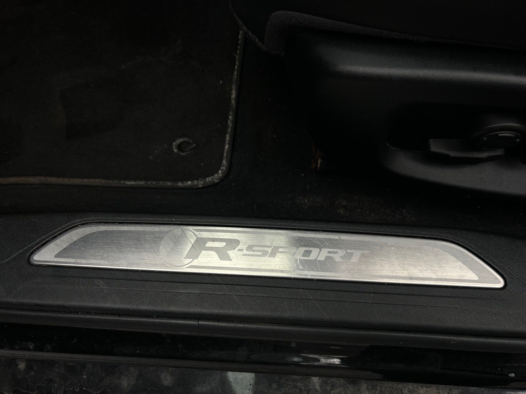 2017 Jaguar XE Image 8