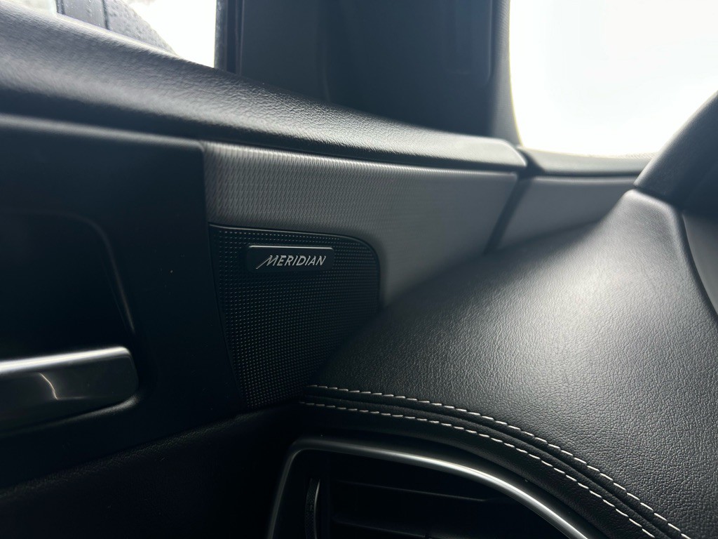 2017 Jaguar XE Image 10