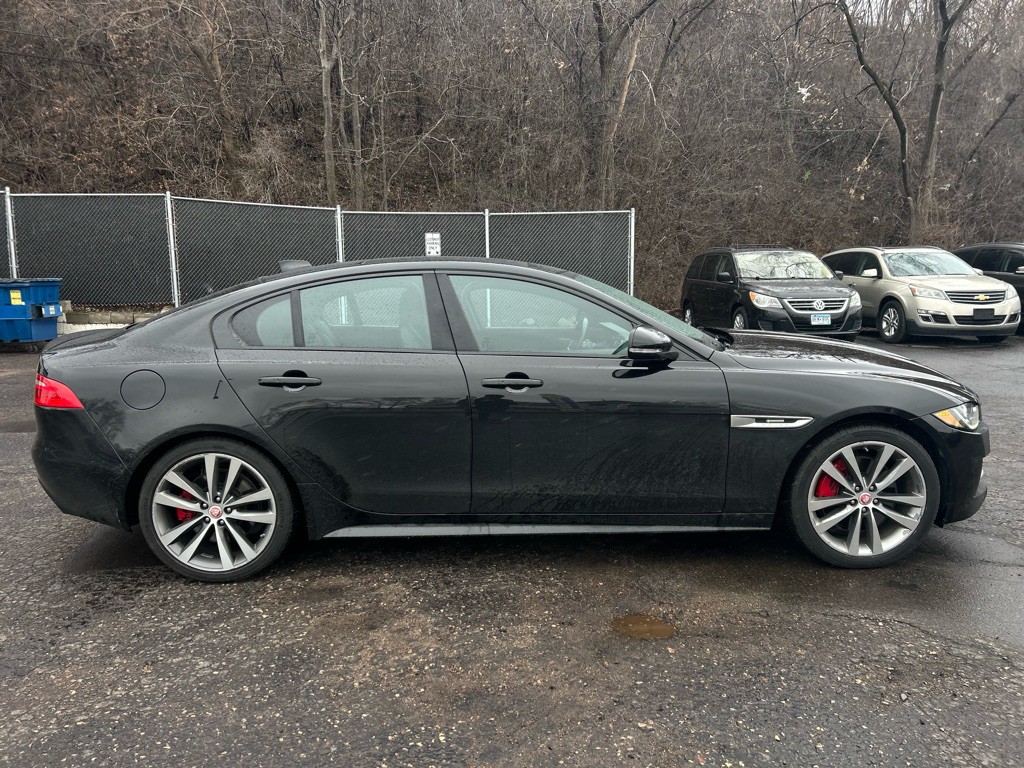 2017 Jaguar XE Image 17