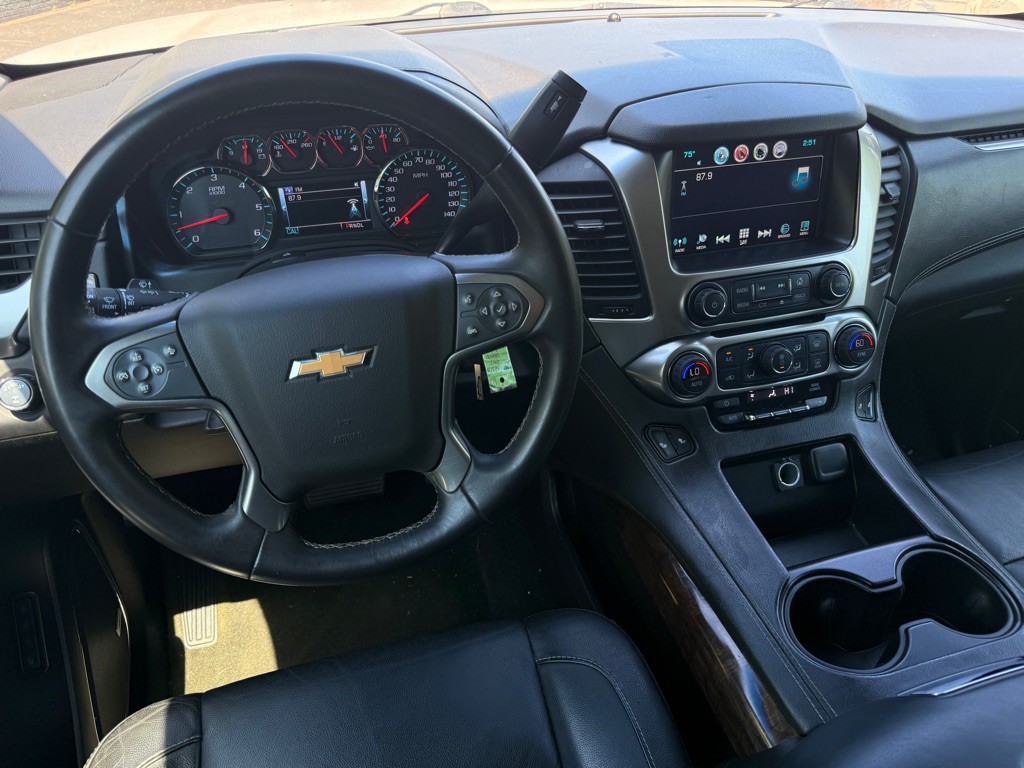 2017 Chevrolet Suburban Image 3