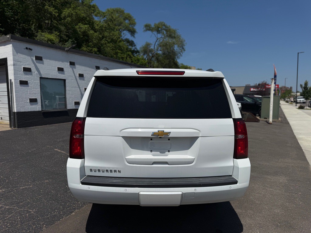 2017 Chevrolet Suburban Image 16