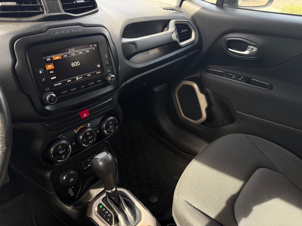 2015 Jeep Renegade Image 6