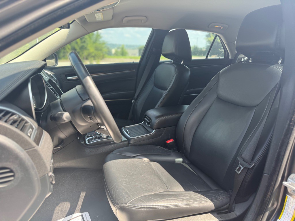 2015 Chrysler 300 Image 6