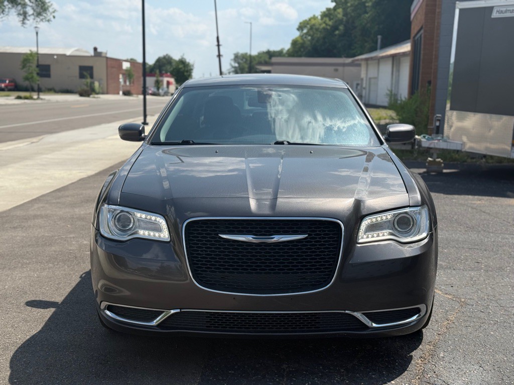 2015 Chrysler 300 Image 9