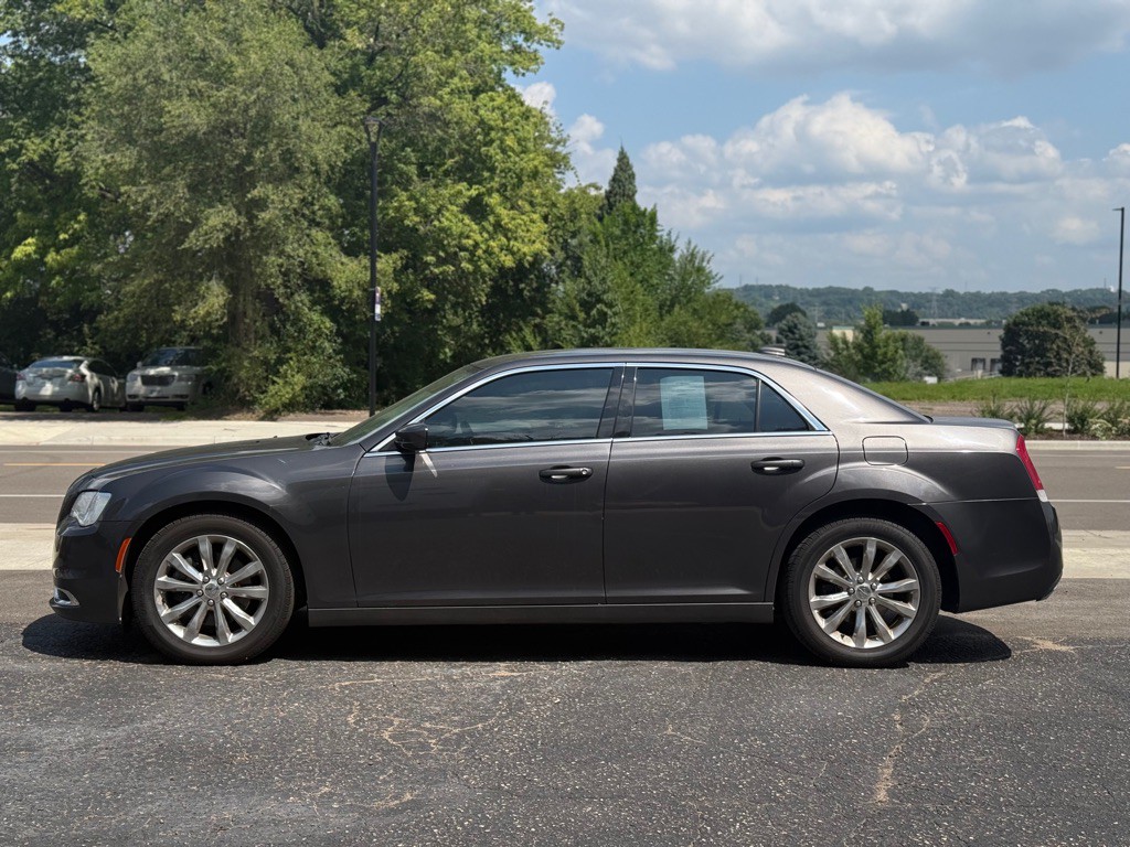 2015 Chrysler 300 Image 11