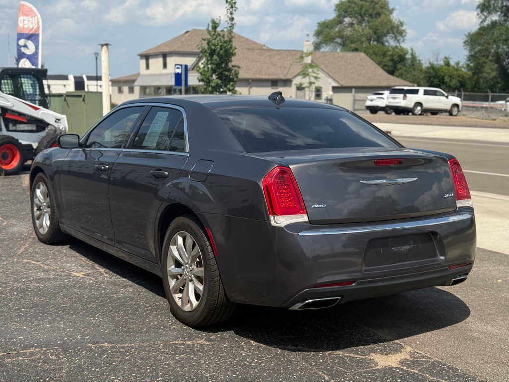 2015 Chrysler 300 Image 12