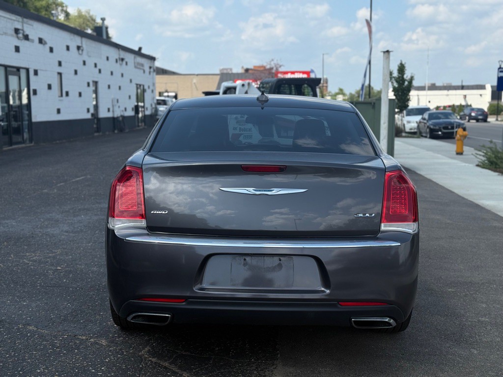 2015 Chrysler 300 Image 13