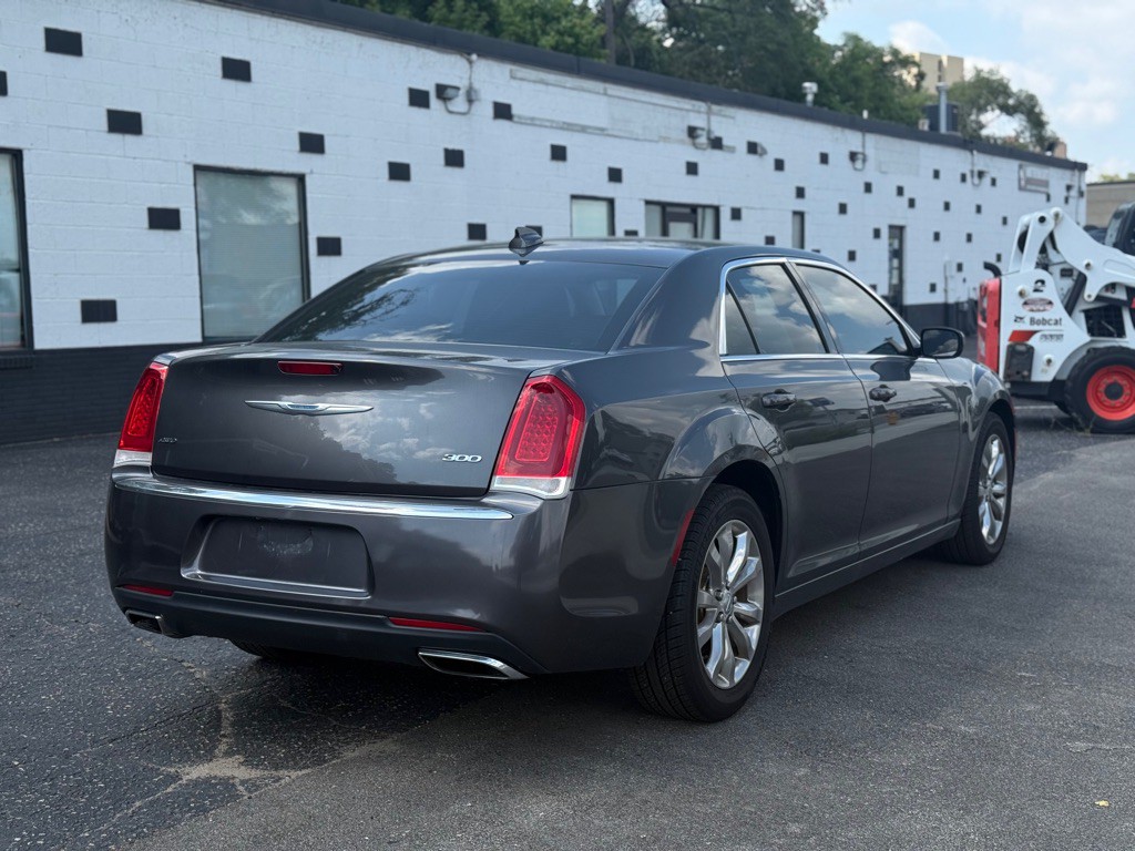 2015 Chrysler 300 Image 14