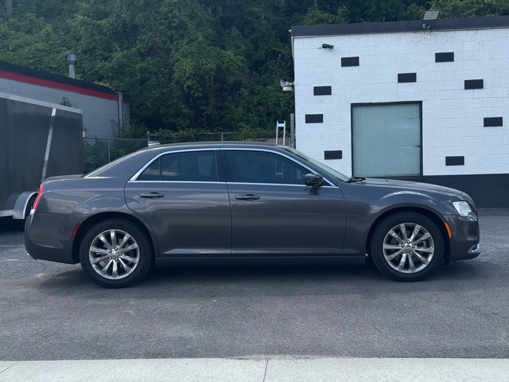 2015 Chrysler 300 Image 15
