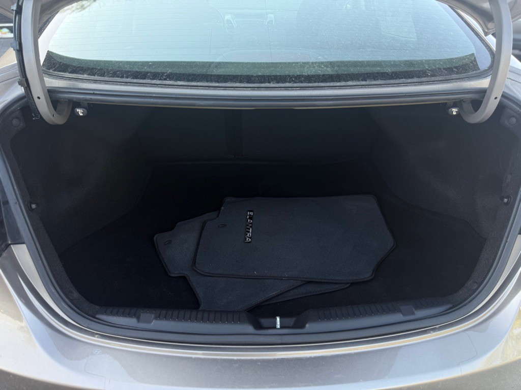 2016 Hyundai Elantra Image 14