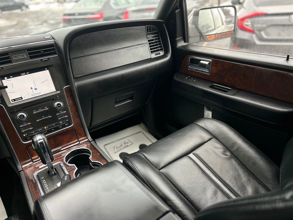 2016 Lincoln Navigator Image 8