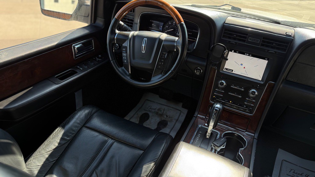 2016 Lincoln Navigator Image 2