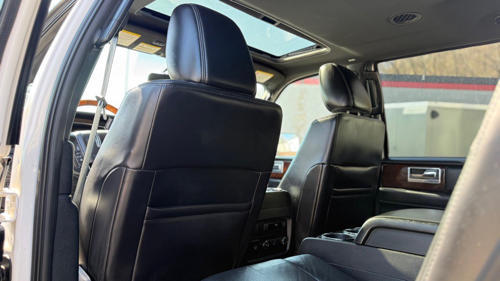 2016 Lincoln Navigator Image 9