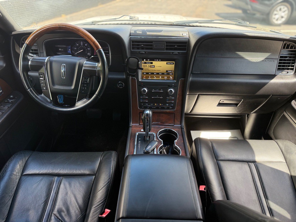 2016 Lincoln Navigator Image 2