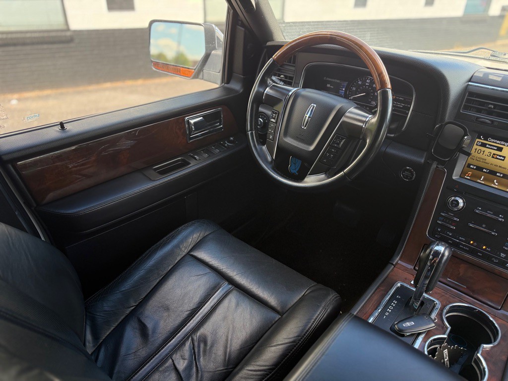 2016 Lincoln Navigator Image 3