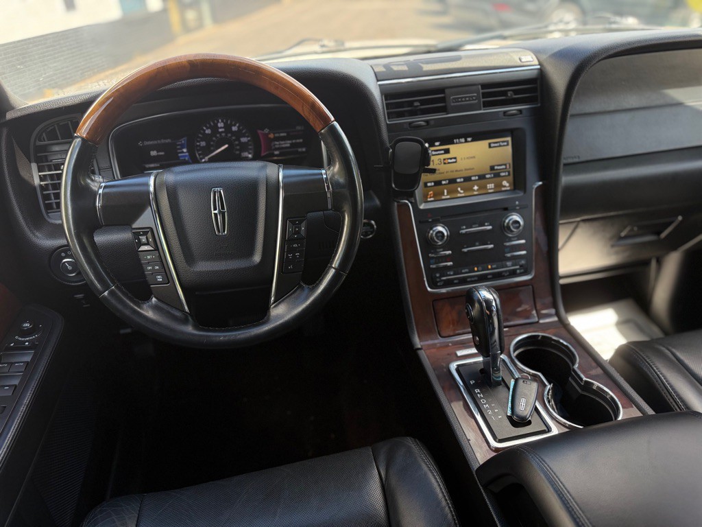 2016 Lincoln Navigator Image 8